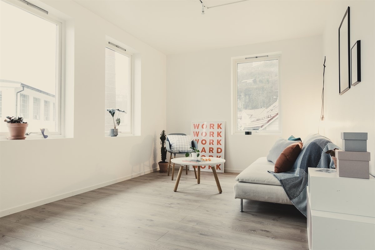 I stuen er det store vindusflater som gir et flott lysspill i rommet. Galleribilde