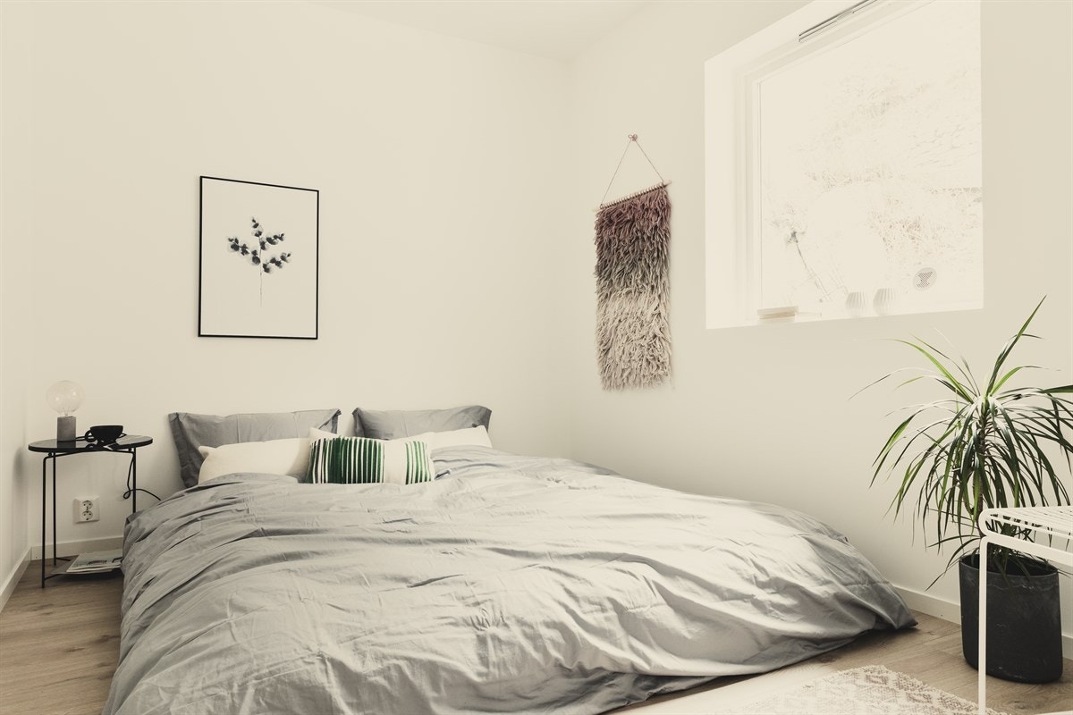 Hovedsoverommet ligger i denne etasjen og her kan det innredes med dobbeltseng, nattbord og garderobeløsning. Galleribilde