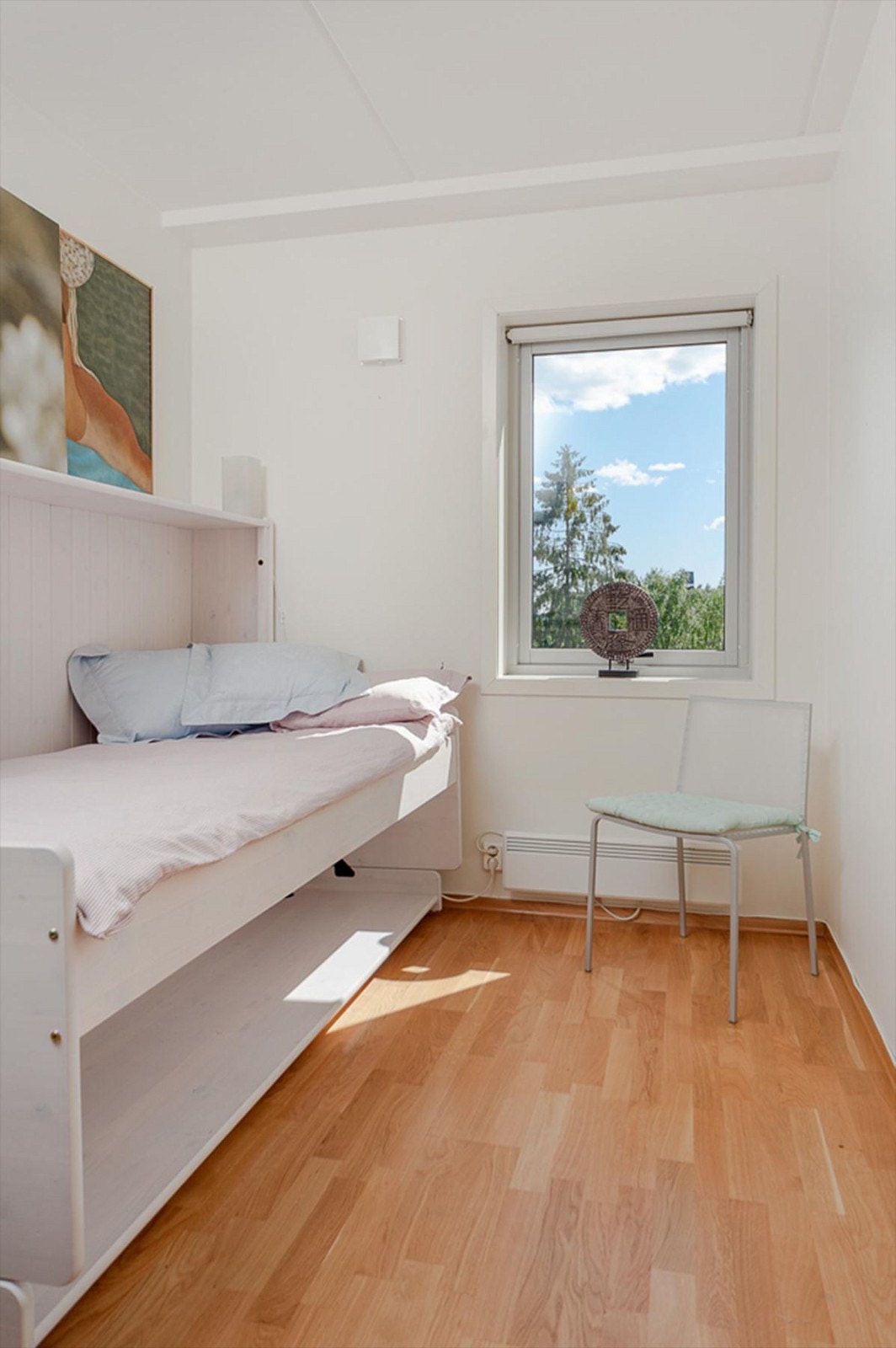 Soverom med plass til seng og garderobeskap. Galleribilde