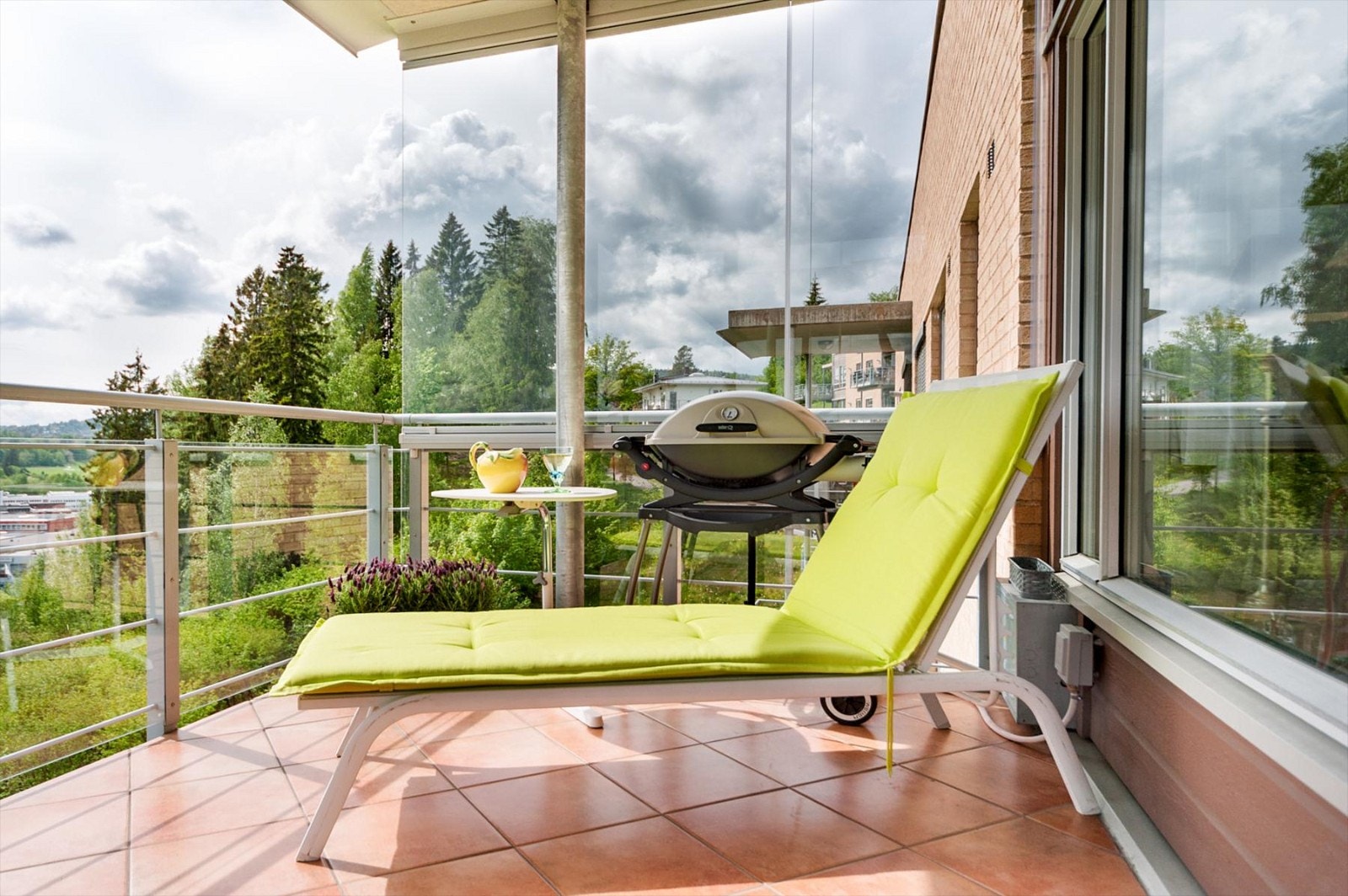 Overbygget balkong på ca 8 kvm med plass til sittegruppe og grill. Galleribilde