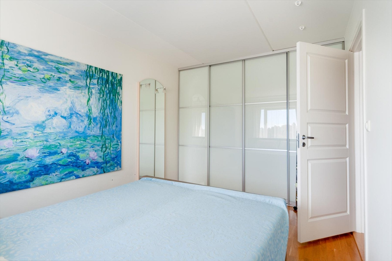 Skyvedørsgarderobe montert på soverommet. Galleribilde