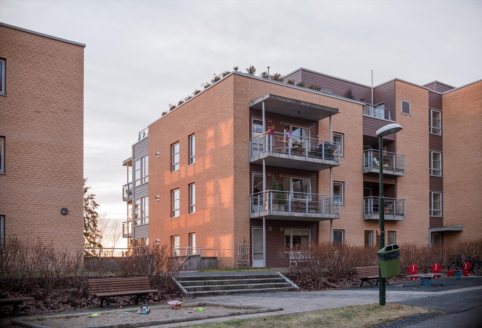 Uteområde med flere sittegrupper. Galleribilde