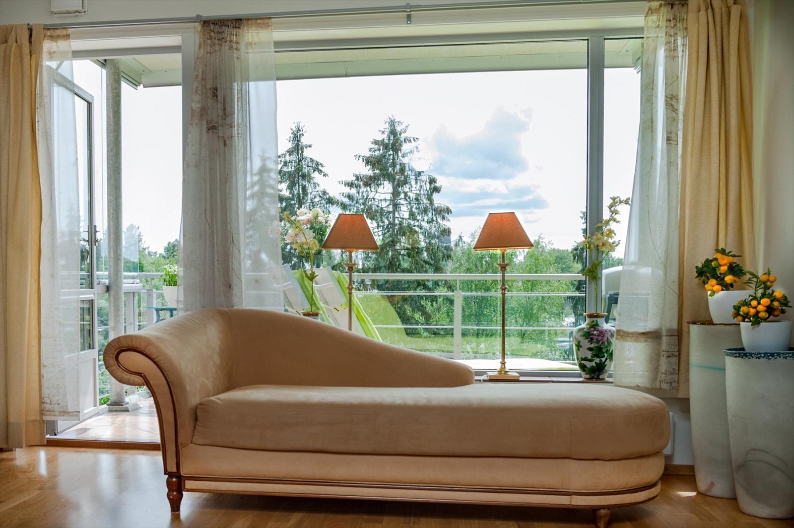 Store vindusflater som gir godt med innlys. Galleribilde