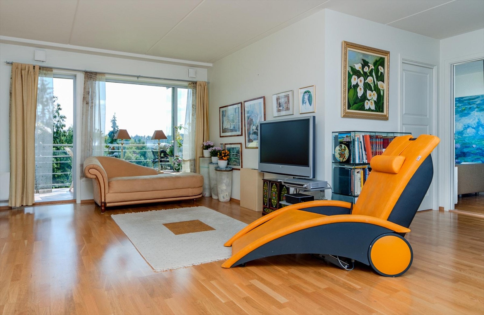 Utgang til delvis innglasset balkong på ca 8 kvm. Galleribilde