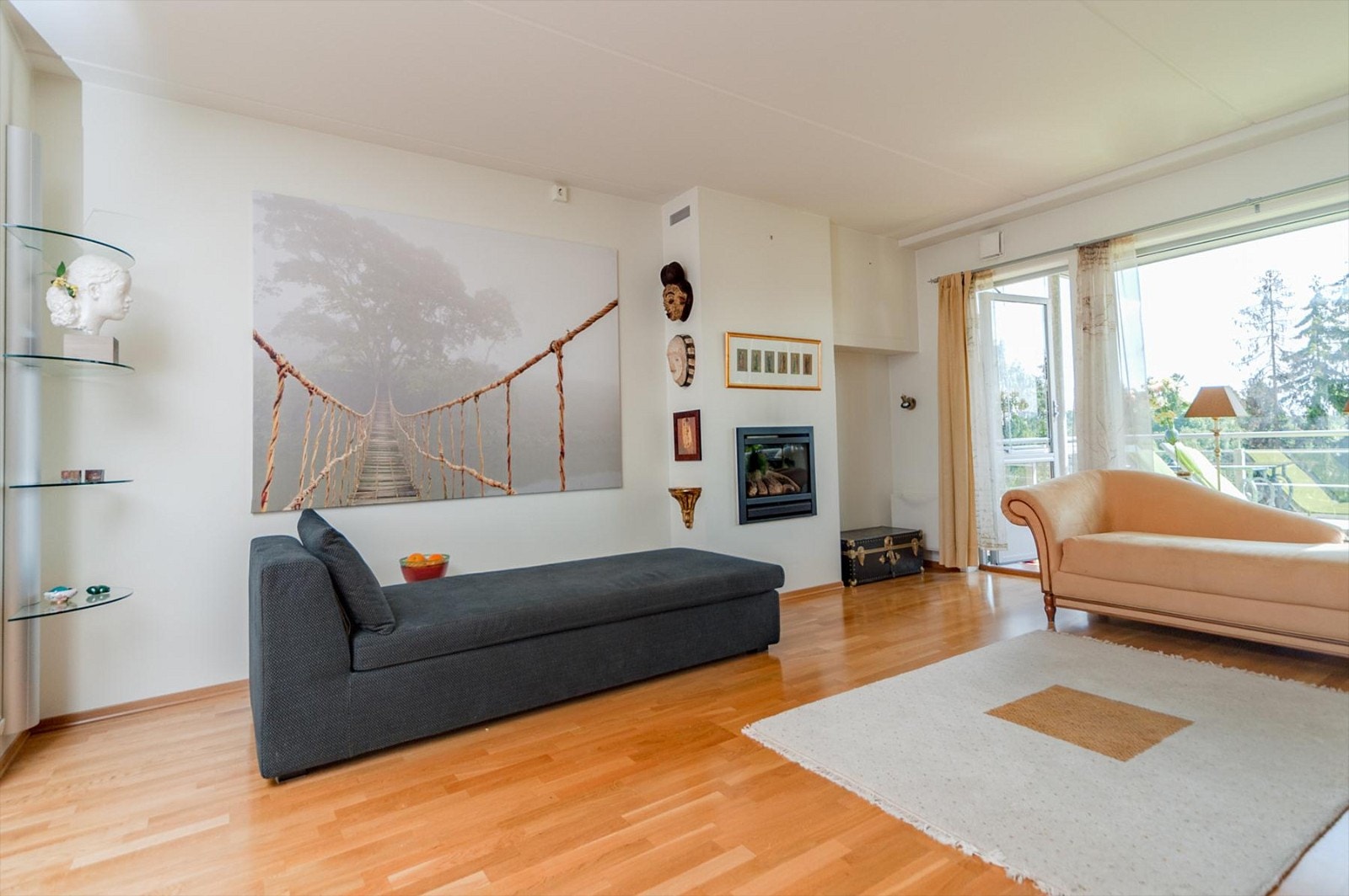 Romslig stue med lyse overflater. Gasspeis i stuen. Galleribilde