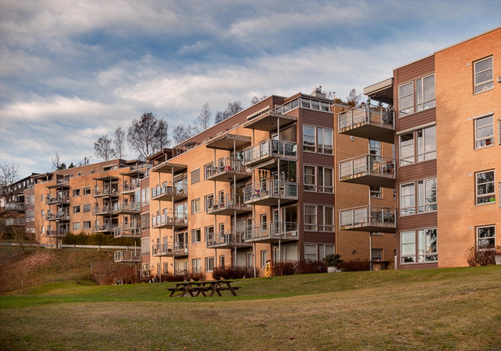 Fellesarealer er opparbeidet med asfalterte flater, støttemurer, plen og beplantninger. Lekearealer for barn. Galleribilde