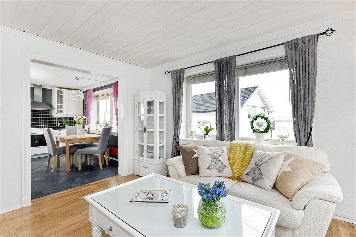 Stuen har gode vindusflater som gir rikelig med lys og åpning inn mot kjøkkenet. Galleribilde