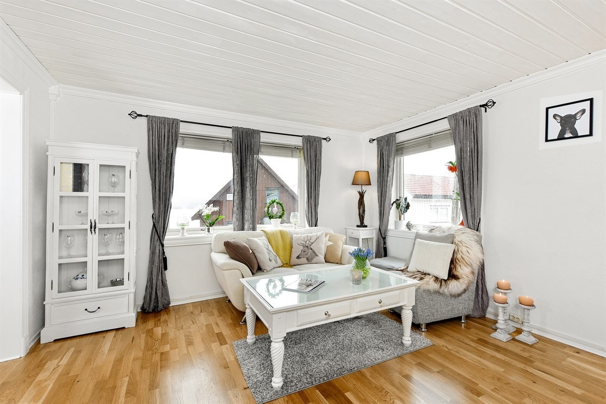 Stuen har laminat på gulv og god plass for sofaløsning med tilhørende møblement. Galleribilde