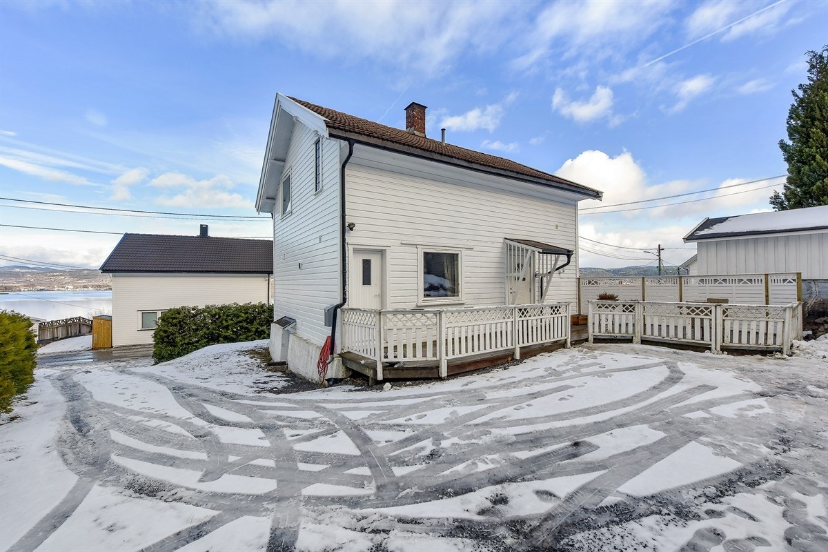 Stor og grusbelagt gårdsplass med plass til flere biler. Galleribilde
