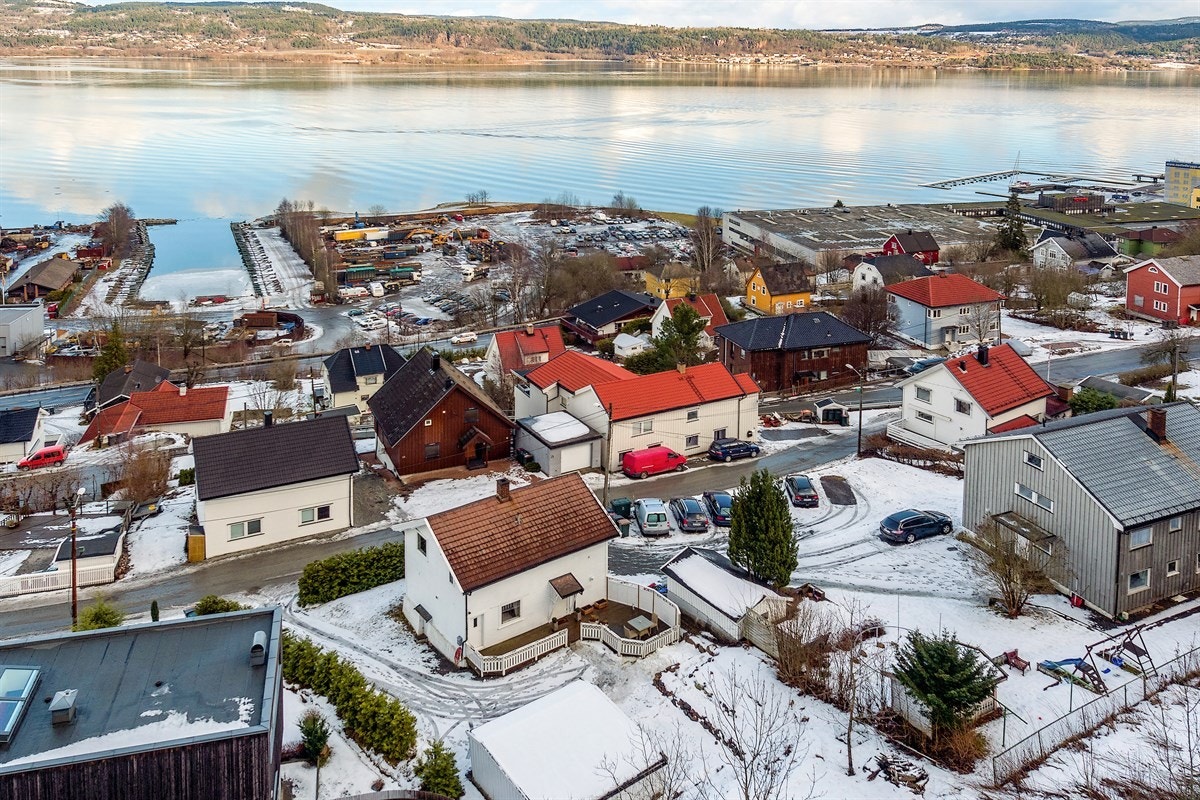Privatmegleren ved John Granly Steen og Katrine Sunde har gleden av å presentere denne sjarmerende og koselige eneboligen over 2 plan med 3 soverom. Eiendommen har stor hage på boligens overside, skjermet solrik terrasse samt flott utsyn fra tomten. Galleribilde