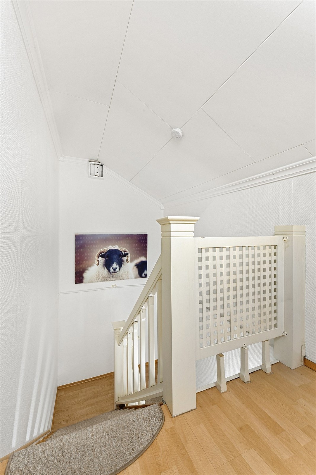 I andre etasje er det to soverom og et bad. Galleribilde