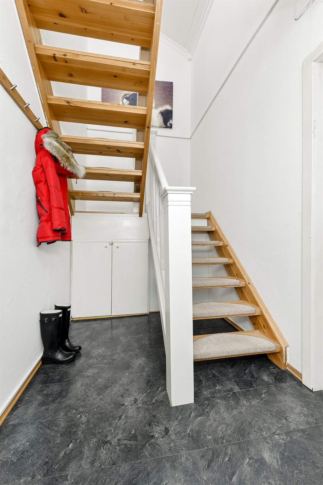 Gang med åpen garderobeløsning. Galleribilde