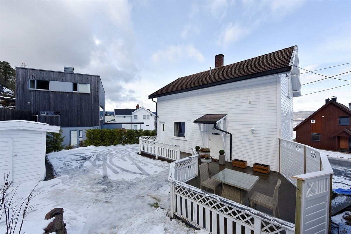 Det er bygd en stor terrasse i forbindelse med inngangspartiet, og her kan lange sommerdager nytes i vakre og rolige omgivelser. Galleribilde