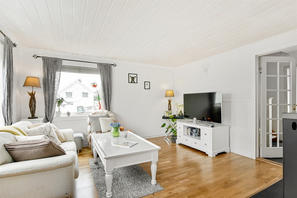 Stuen har god plass for TV- og sofaløsning. Galleribilde