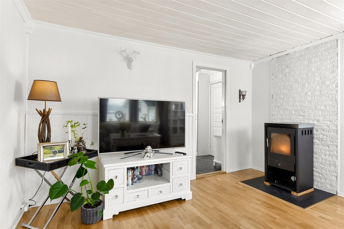 Rommet er også utstyrt med en stemningsfull peisovn for ekstra varme og hygge. Galleribilde