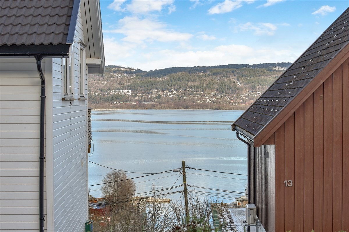 Fra tomten er det nydelig utsikt mot fjorden og innseilingen Galleribilde