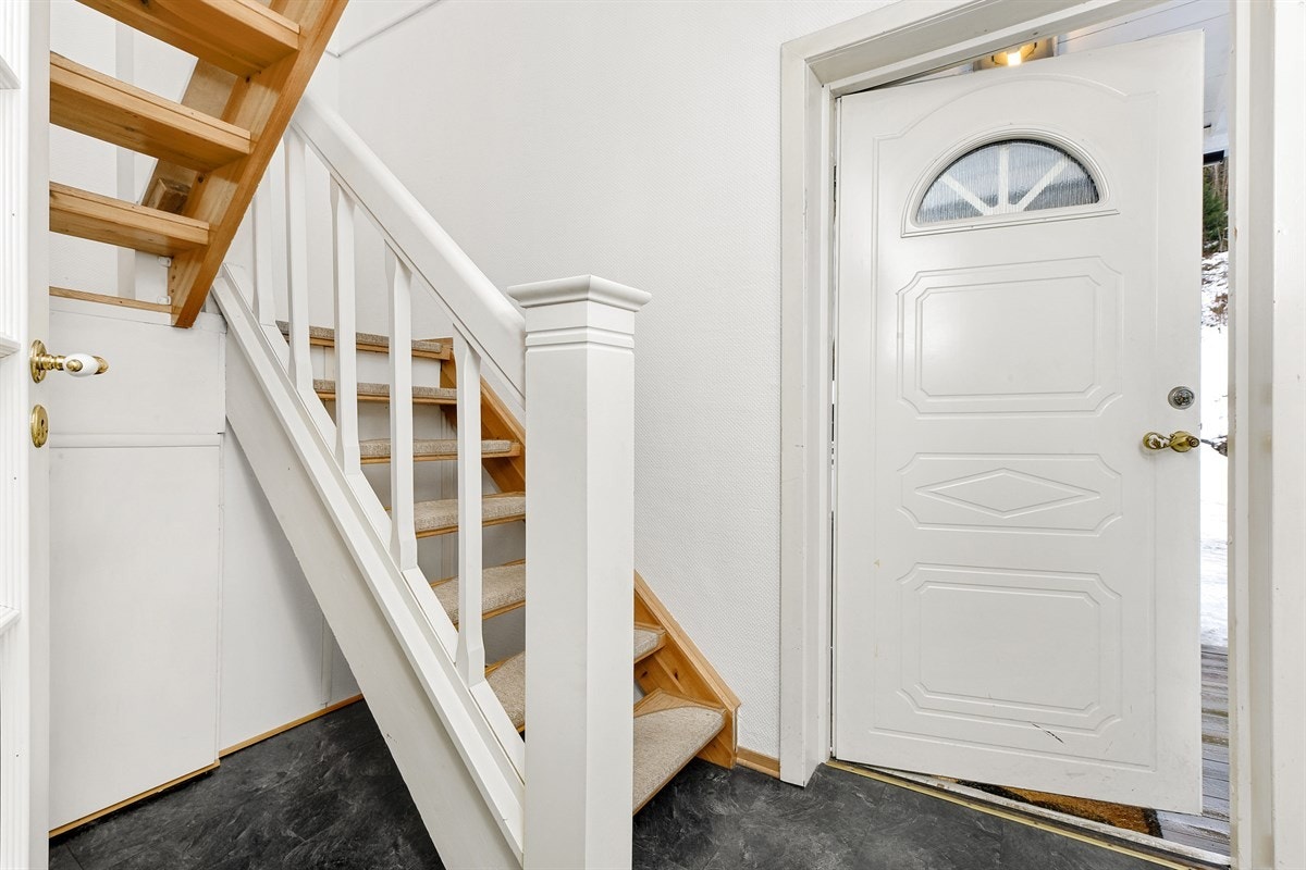 Entreen er holdt i en smakfull kombinasjon av tidsriktige farger, noe som harmonerer fint med resten av boligen. Galleribilde