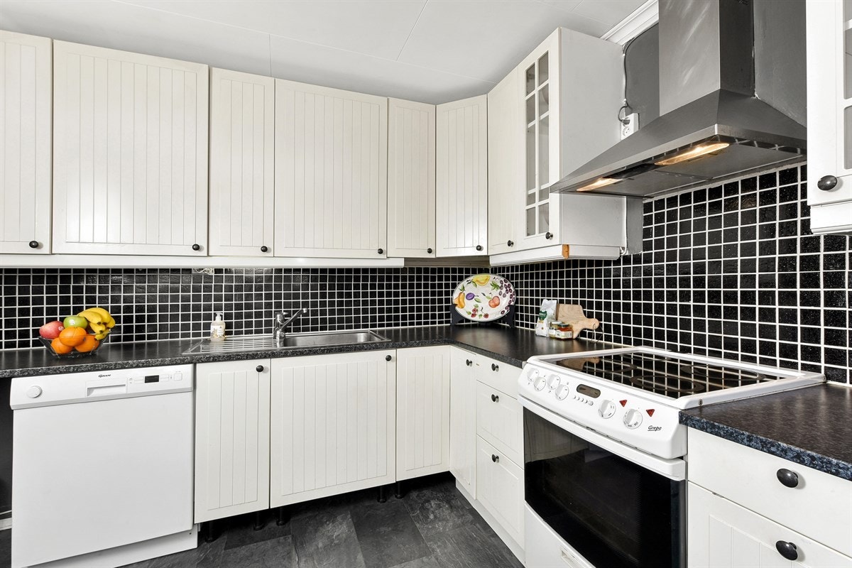 Videre er kjøkkenet utstyrt med oppvaskmaskin, ventilator, nisje for komfyr og god plass til kjøl/frys. Galleribilde