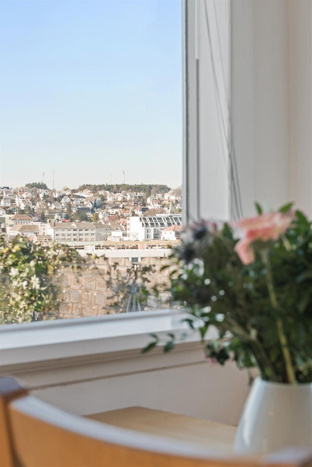 Fra stuevinduet har man fin utsikt over Sandnes. Galleribilde