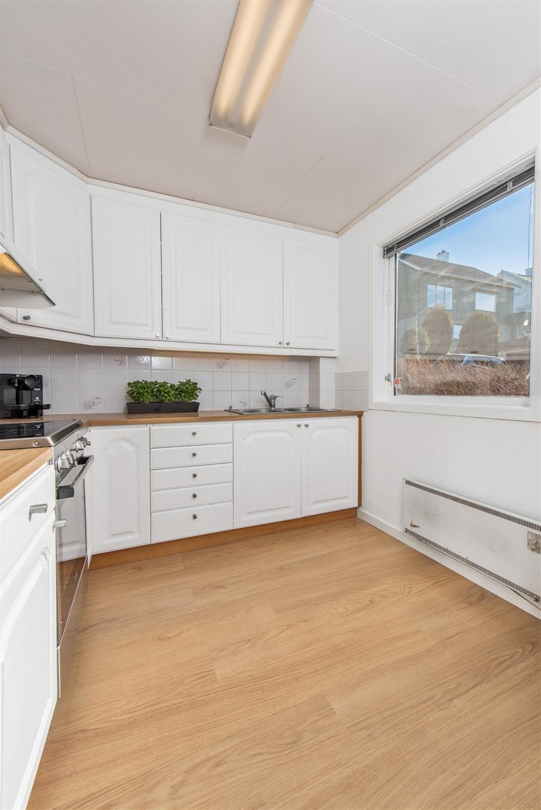 Lyst og praktisk kjøkken. Galleribilde