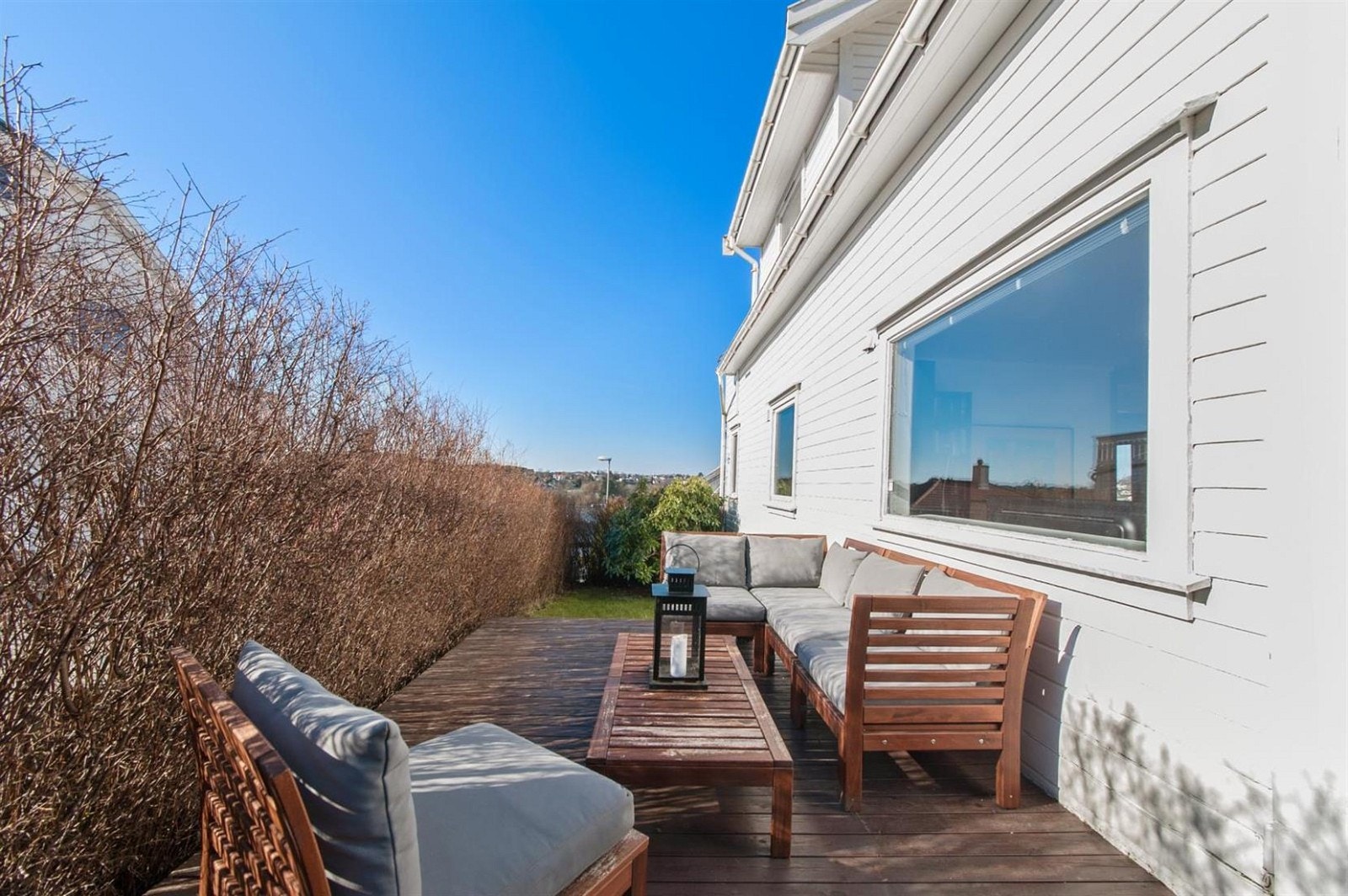 Hekken skjermer for innsyn. Galleribilde