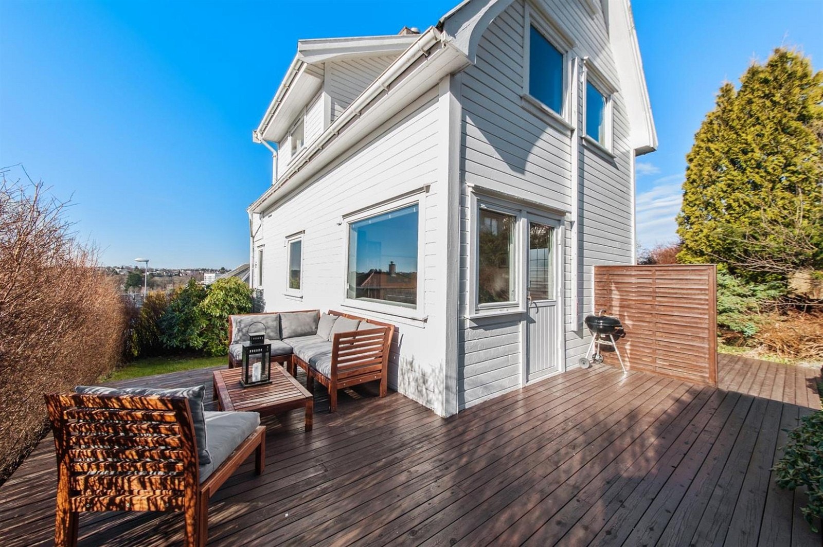 Den romslige terrassen lar deg følge solen fra morgen til ettermiddag/kveld. Galleribilde