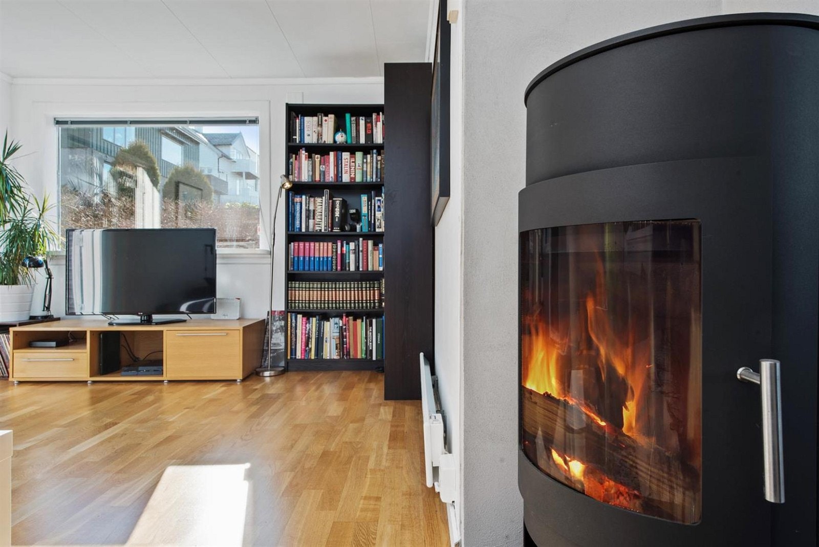 Nyinnsatt vedovn som varmer godt på de kaldeste vinterdagene. Galleribilde