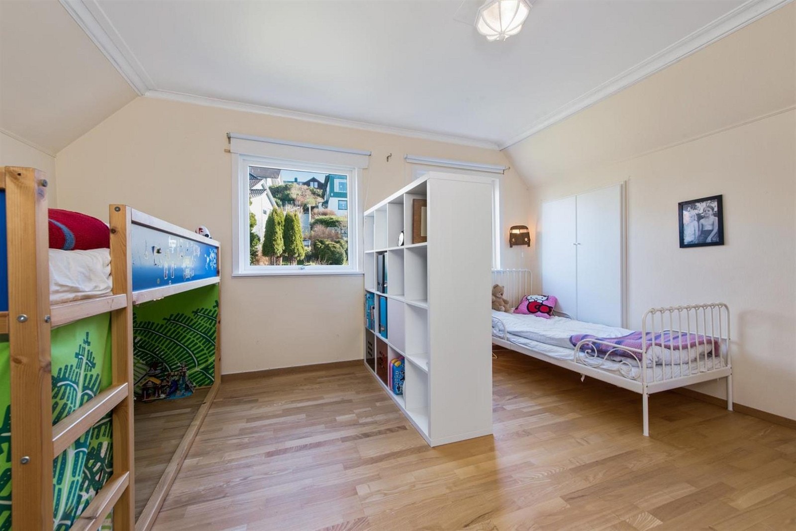 Romslig soverom, med plass til flere senger. Galleribilde