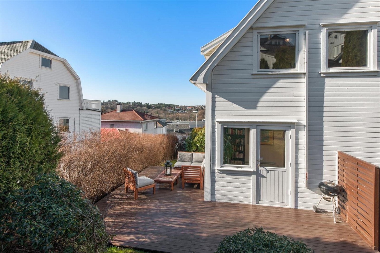 Øst- og sørvendt terrasse med gode solforhold. Galleribilde