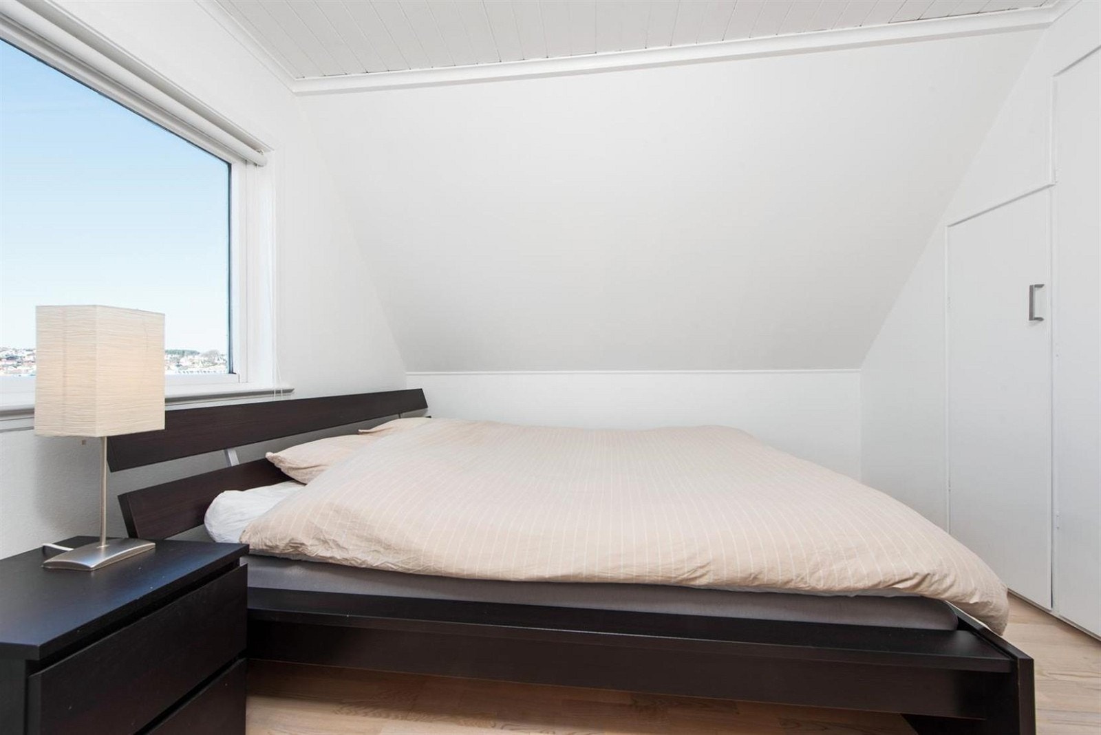 God plass til dobbeltseng. Stedbygde skap til garderobe. Galleribilde