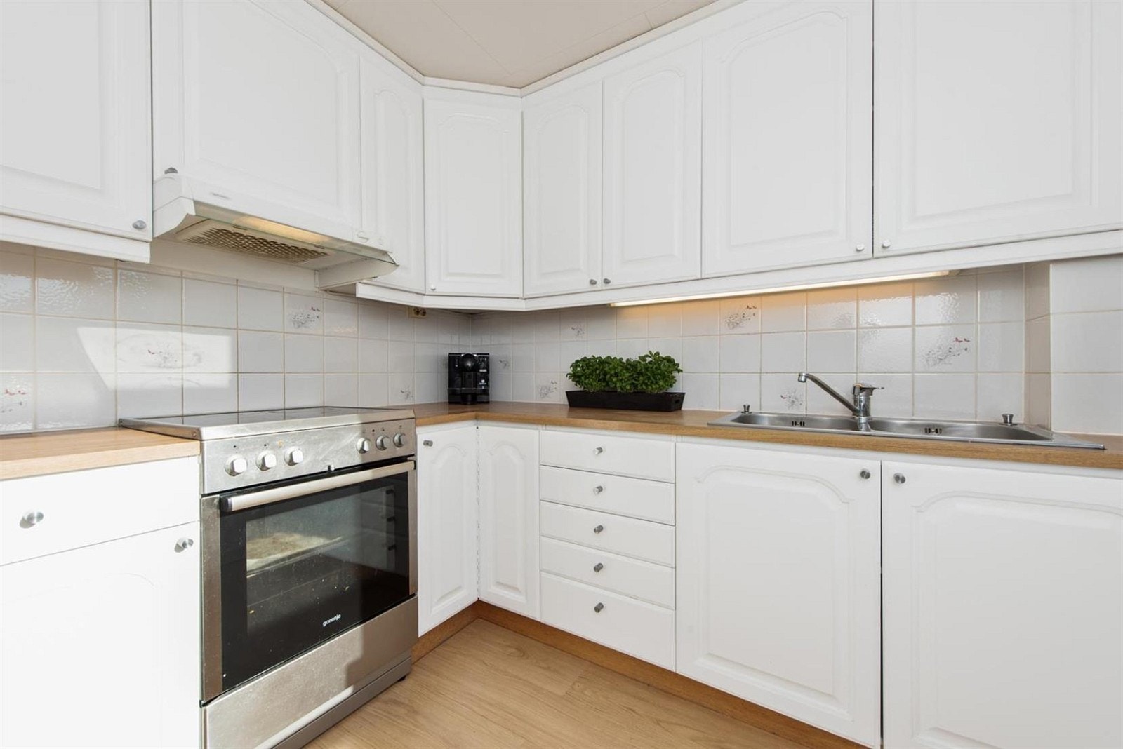 Fliser mellom over- og underskap gjør vedlikeholdet enklere. Galleribilde