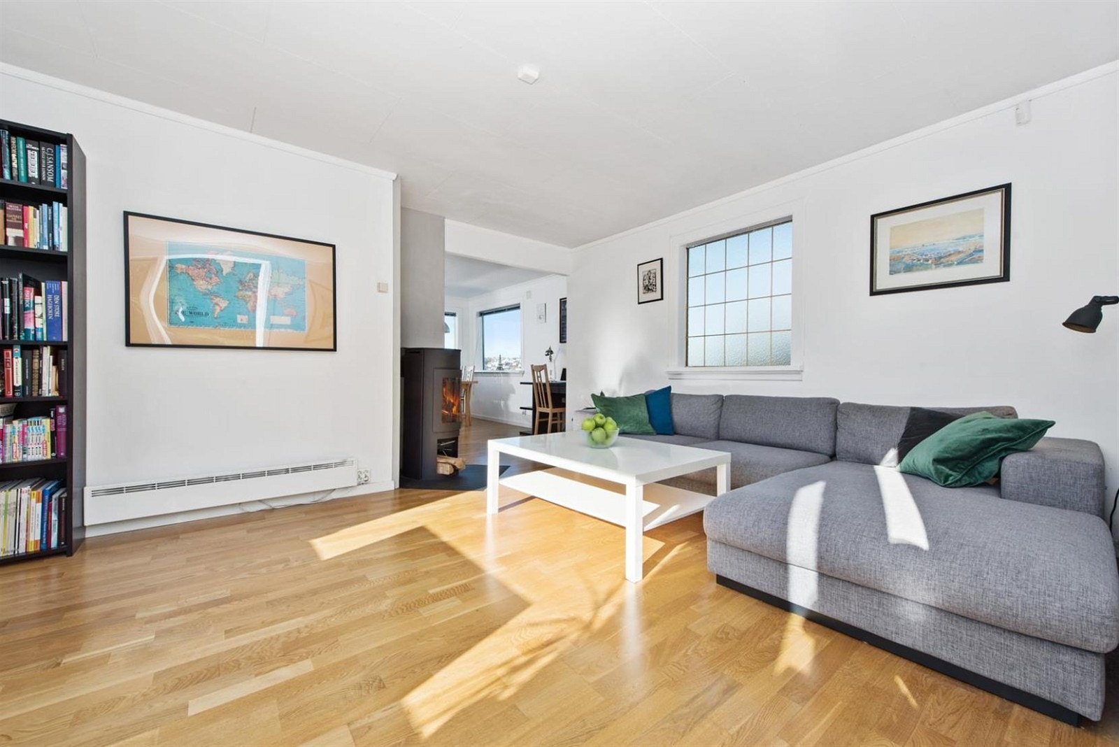 God plass til en romslig sofa. Galleribilde