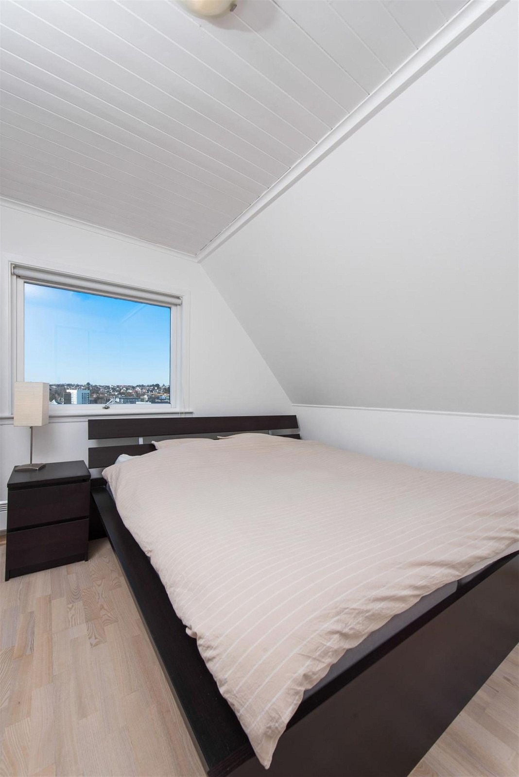 Soverommet har lyse overflater på gulv og vegger. Galleribilde