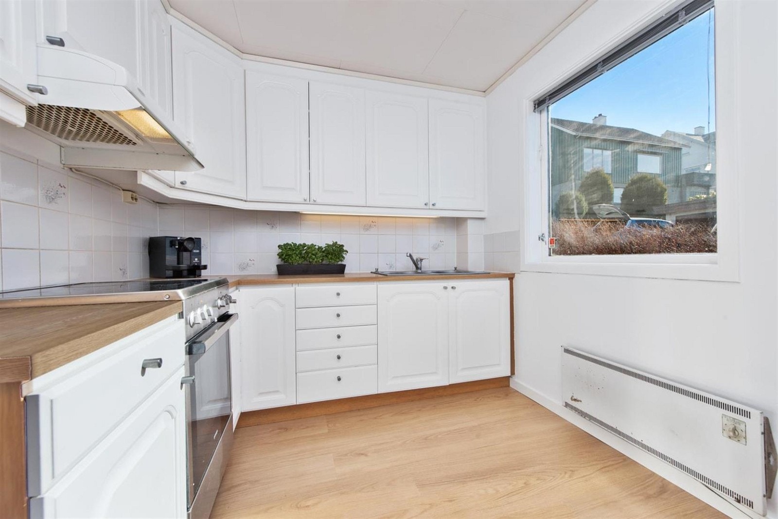 Her har man plass til det man måtte ønske av kopper og kar. Galleribilde