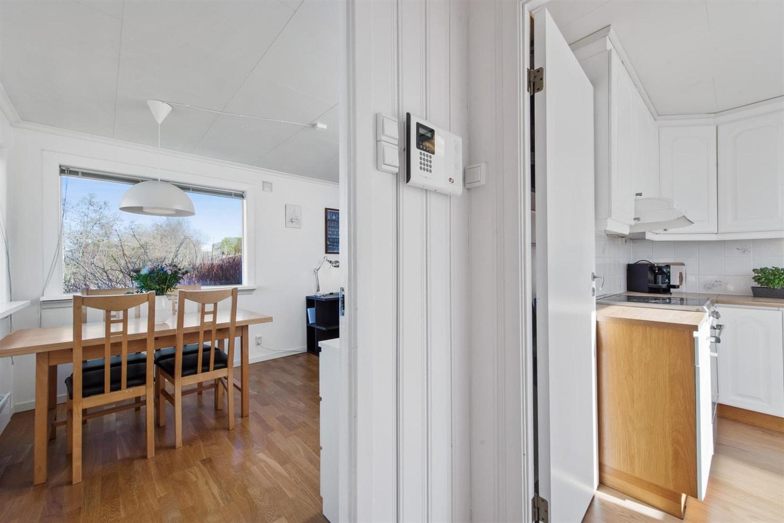 Fra kjøkkenet er det kort avstand til spisestuen. Galleribilde