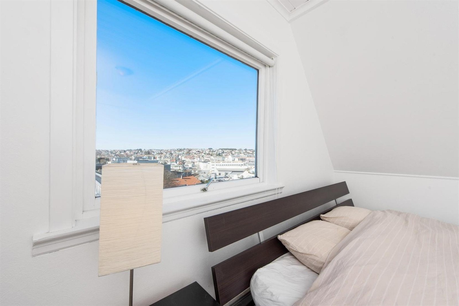 Også fra soveromsvinduet har man flott utsikt. Galleribilde