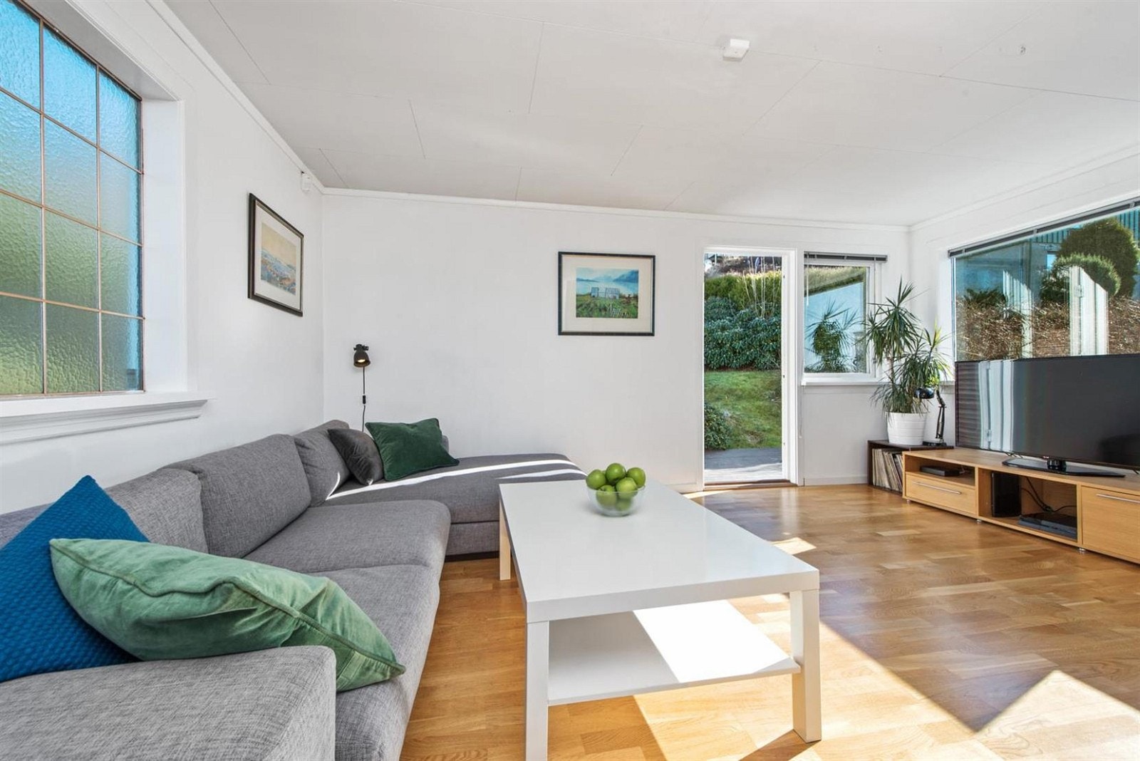 Når man er lei tv-titting, kan man spasere rett ut i den nydelige hagen. Galleribilde