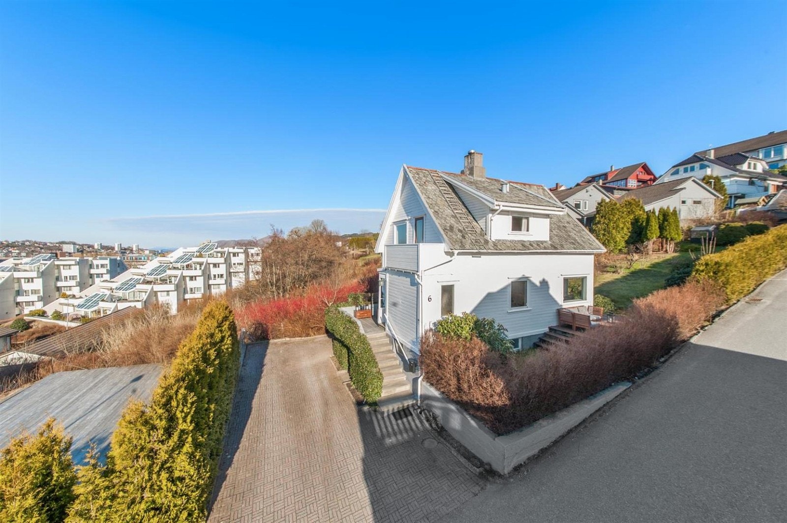 Velkommen til Bratteveien 6. Parkering like utenfor døren. Galleribilde