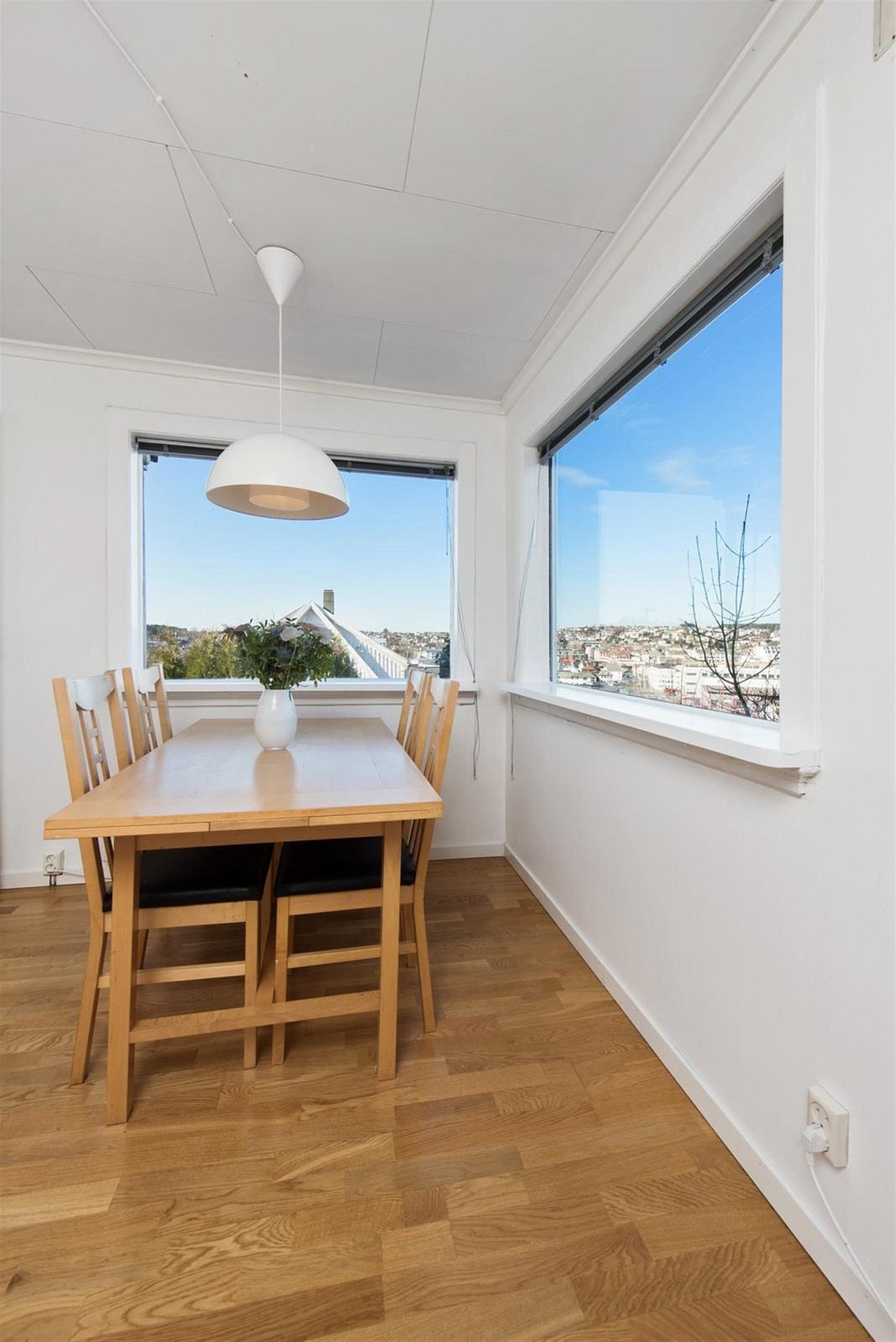 En hyggelig plass å samles til middagen. Galleribilde