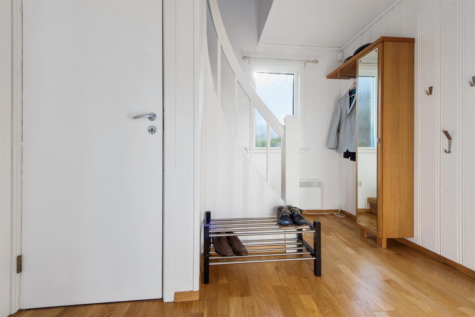 Entré med plass til oppheng av klær. Galleribilde