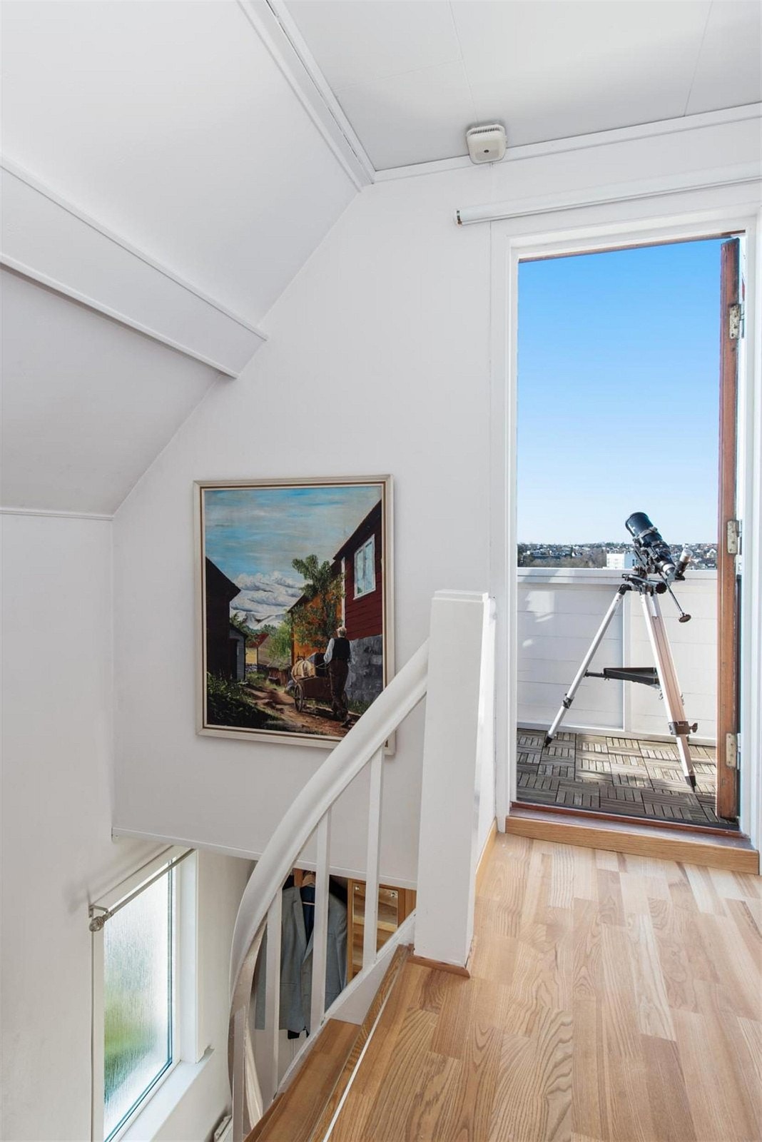 Gangen i andre etasje fører ut til balkongen. Galleribilde