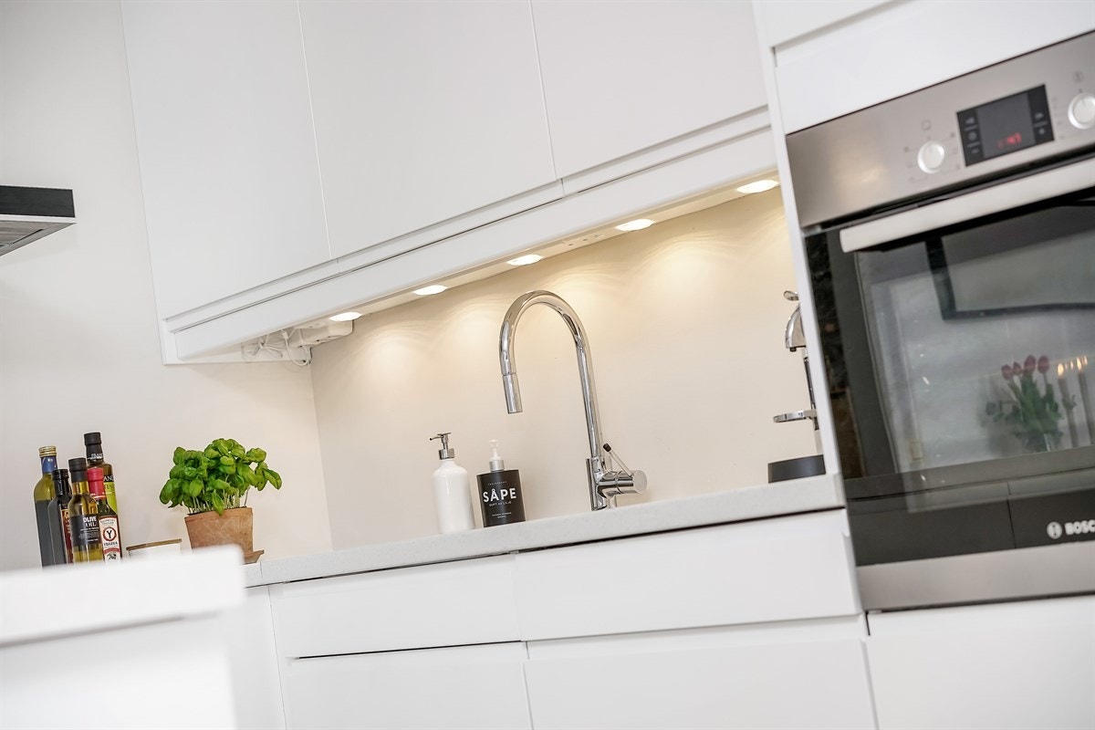 Kjøkkenet er utstyrt med integrert induksjonsplatetopp, stekeovn, oppvaskmaskin og kjøle-/fryseskap. Galleribilde