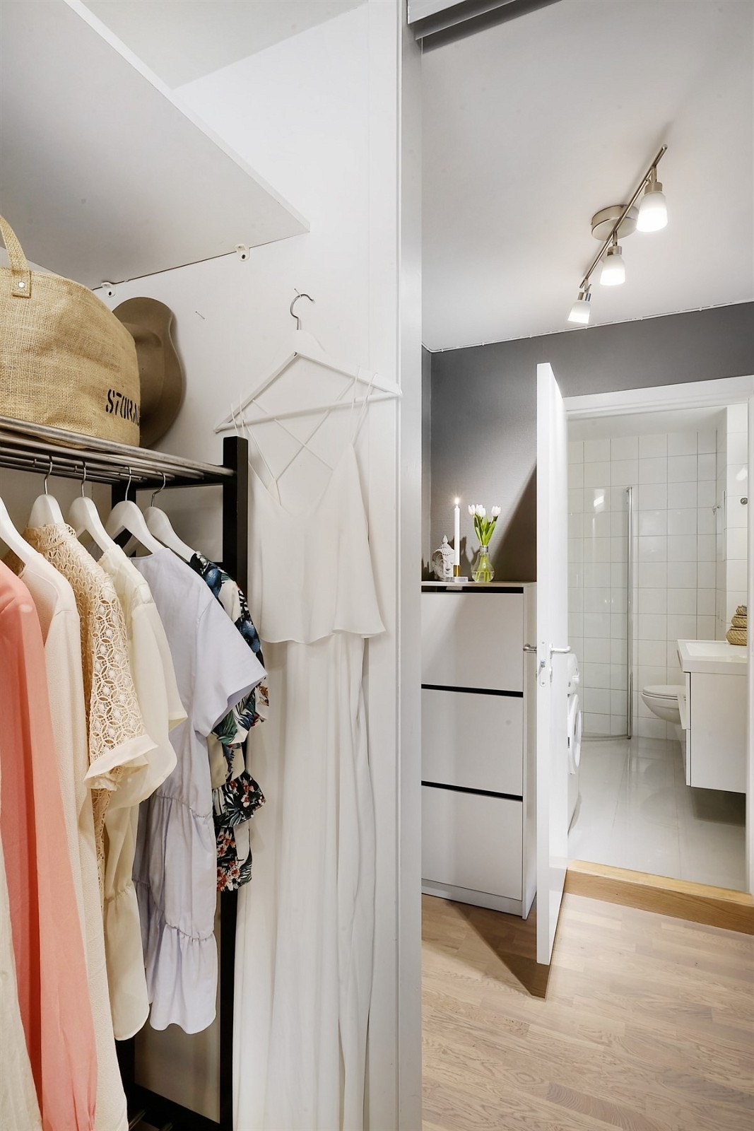 Godt med oppbevaringsplass i garderobe. Meget praktisk. Galleribilde