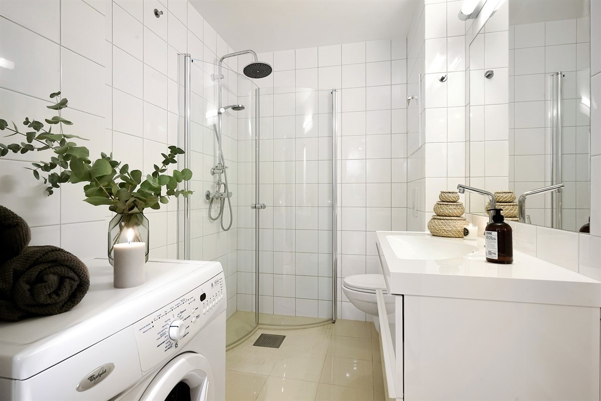 Alt er nytt med nye rør, sluk, varmekabler, membran og flislegging på gulv og vegger. Galleribilde