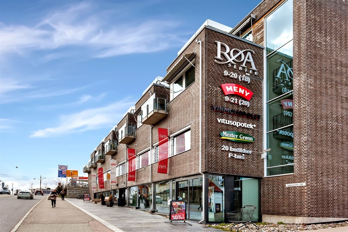 Røa senter er like med et rikt utvalg av kafeer, dagligvarebutikker, vinmonopol, bokhandel, jernvarehandel, eldresenter og apotek m.m. Galleribilde