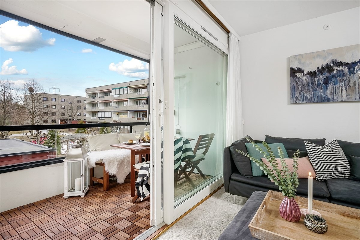 Fra stuen er det utgang til en innglasset balkong. Galleribilde