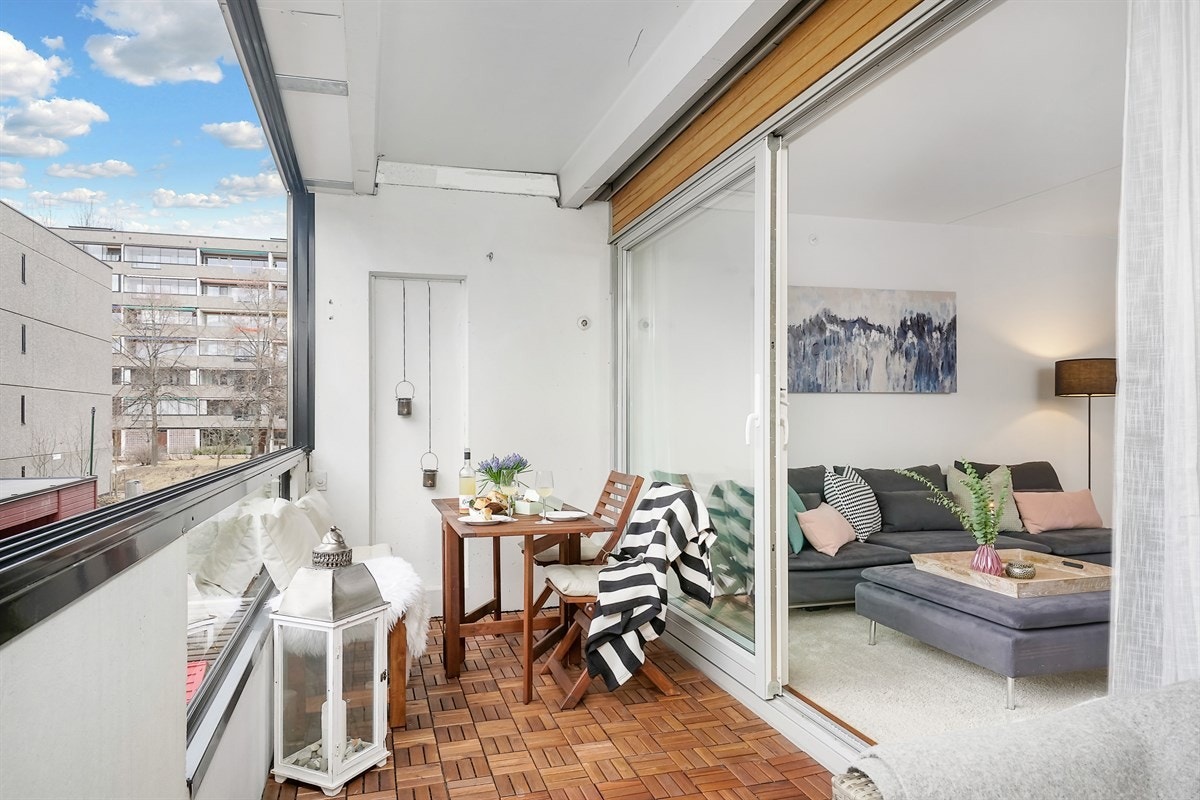 Balkongen er nordvestvendt og er av god størrelse på ca. 10 m². Galleribilde