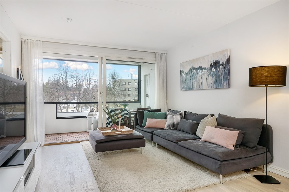 Lys og lekker stue med store vindusflater som tilfører godt med lys. Galleribilde