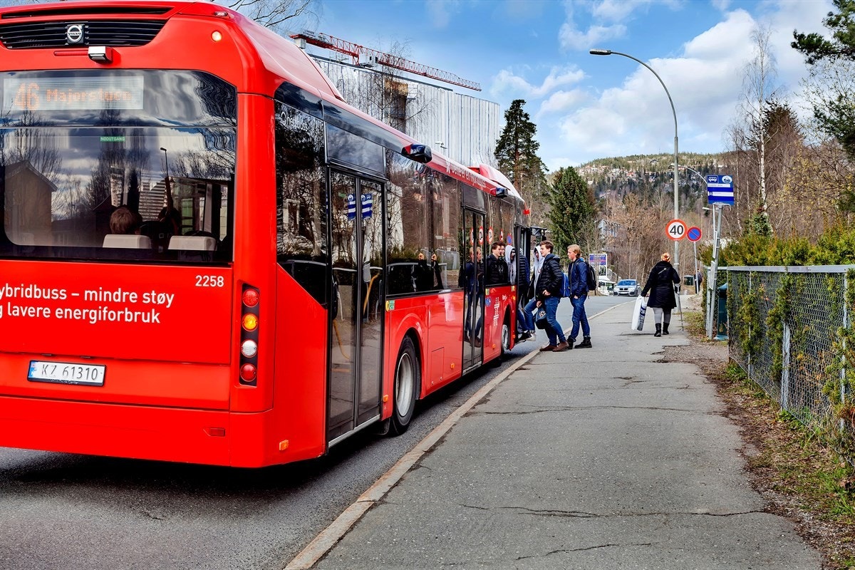 Bussforbindelser rett ved fra Landingsveien med busslinje 46 (Majorstuen-Ullerntoppen), og nattbuss og flybuss ved Huseby skole. Galleribilde