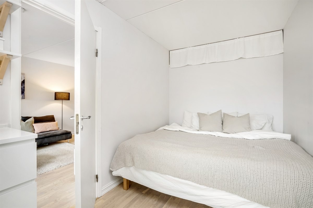 Soverommet har god plass til dobbeltseng. Galleribilde